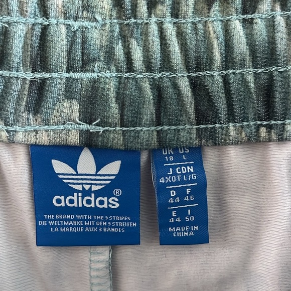 ADIDAS feather menire multicolor feather shorts size large - Picture 2 of 4